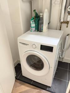 Tower Bridge Luxury Apartments with Balcony