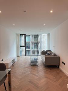 Tower Bridge Luxury Apartments with Balcony