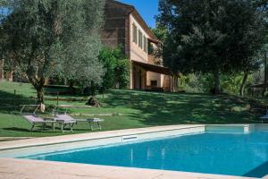 Tuscan Hamlet In Organic Wine Estate