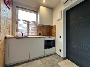 Modern Near Beach & Centre 1BR with AC and Free Parking