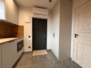 Modern Near Beach & Centre 1BR with AC and Free Parking