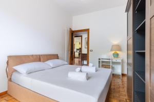 Hostdomus - Altrove Apartment