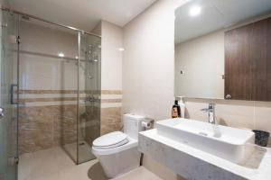 2br-yellowish-saigon royal-Hana apartment