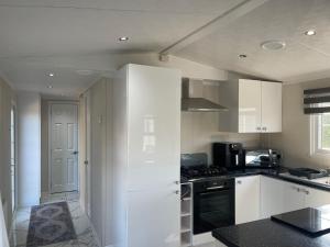 Riverside Lodge, with Hot tub on The River Severn