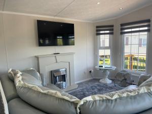 Riverside Lodge, with Hot tub on The River Severn