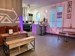 Once Upon A Time - 7min From DisneyLand - Free Private Parking - Self checkIn - Balcony - Barbecue