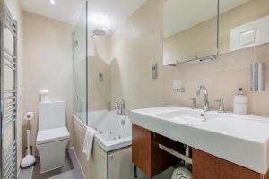 Light-Filled 3BD Flat in Trendy East London