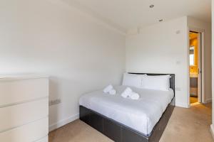 Light-Filled 3BD Flat in Trendy East London