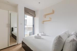 Light-Filled 3BD Flat in Trendy East London