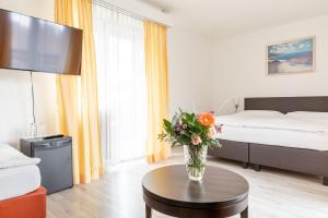 Family Suite with Balcony room in Budget Hotel Alexander