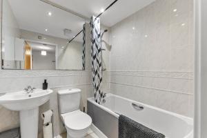 Chic York Getaway - Pool Table - Free Street Parking