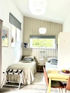 Lilla huset Bed & Breakfast - countryside guesthouse, free parking - Bed and breakfasts, Örebro