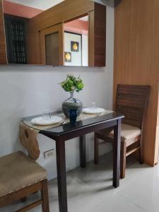 503-1queen bed 1-pull out 1-sofa bed 1- extra matressedsa view