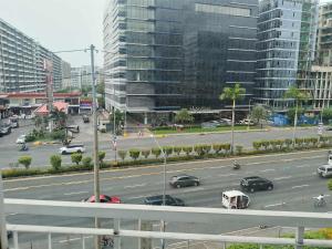 503-1queen bed 1-pull out 1-sofa bed 1- extra matressedsa view