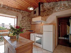 Maisons de vacances Gite cosy et lumineux avec fourneau, terrasse, parking, proche de Montbrison, accepte animaux - FR-1-496-16 : photos des chambres