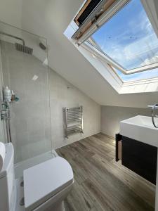 5 Bed House - Sleeps 8 - Pets - Parking - Wifi