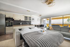 Reine Astrid Palm Beach Suite