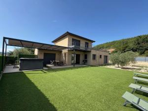 Villa 4 Suites avec Spa de Nage, Terrasse et Clim - Proche Centre Ruoms - FR-1-382-149