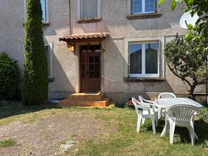 Maisons de vacances Gite familial paisible, proche Gorges de la Loire, avec cour fermee, 3 chambres, equipements bebe - FR-1-582-116 : photos des chambres