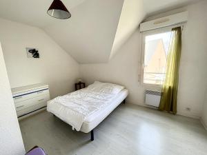 Maisons de vacances Charmante maison a 150m de la plage, 2 chambres, jardinet, proche Jullouville et St Pair-sur-Mer - FR-1-361-33 : photos des chambres