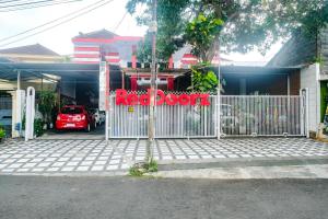 RedDoorz near Batik Tulis Celaket 2