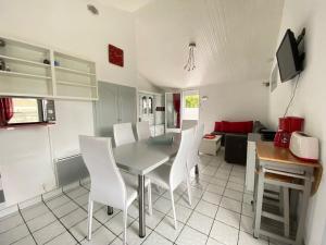 Maisons de vacances Maison de Charme au Calme avec Jardin Clos, WIFI, Proche Plage du Marais Girard, Animaux Acceptes - FR-1-231-133 : photos des chambres