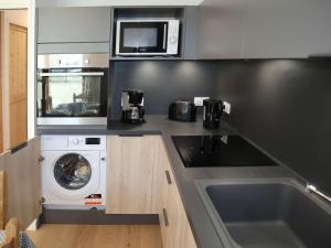 Appartement 4 pièces, 6 personnes, skis aux pieds, piscine et sauna - FR-1-322-385