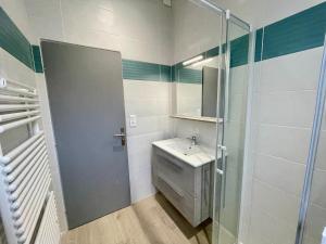 Maisons de vacances Maison de Charme au Calme avec Jardin Clos, WIFI, Proche Plage du Marais Girard, Animaux Acceptes - FR-1-231-133 : photos des chambres