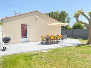 Maisons de vacances Maison de Charme au Calme avec Jardin Clos, WIFI, Proche Plage du Marais Girard, Animaux Acceptes - FR-1-231-133 : photos des chambres