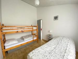 Maisons de vacances Maison de Charme au Calme avec Jardin Clos, WIFI, Proche Plage du Marais Girard, Animaux Acceptes - FR-1-231-133 : photos des chambres