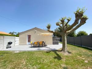 Maisons de vacances Maison de Charme au Calme avec Jardin Clos, WIFI, Proche Plage du Marais Girard, Animaux Acceptes - FR-1-231-133 : photos des chambres