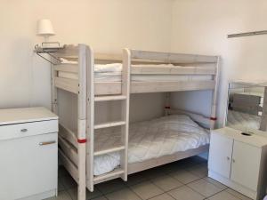 Maisons de vacances Maison charmante proche mer avec jardin, veranda et WIFI - Quartier La Sauzaie - FR-1-231-232 : photos des chambres