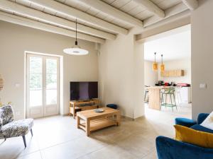 **Charmant Mas Rénové avec Piscine et Jardin au Cœur de la Provence!** - FR-1-599-17