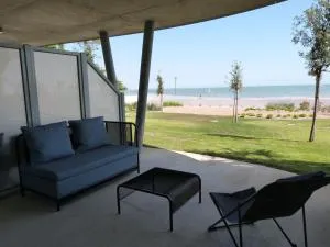 Appartement en bord de mer, 2 chambres, piscine, parking, animaux admis - FR-1-194-231