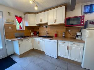 Maisons de vacances Maison familiale avec terrasse et proche plage a Saint-Brevin-les-Pins - FR-1-364-98 : photos des chambres