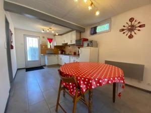 Maisons de vacances Maison familiale avec terrasse et proche plage a Saint-Brevin-les-Pins - FR-1-364-98 : photos des chambres