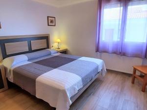 Apartamento en Llançà con piscina privada, WiFi, aparcamiento y se aceptan mascotas - ES-170-60