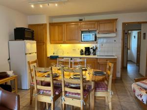 Bel Appartement Central avec Terrasse en Plein Cœur de Samoëns - FR-1-624-19