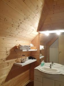 Maisons de vacances LA RANDONNEE au coeur de Besse en Chandesse : photos des chambres
