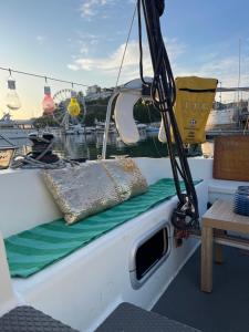 Cosy, Romantic, Fun Yacht Getaway, Torquay, England