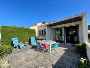 Maisons de vacances Maison Confortable a 300m de la Plage des Dunes avec Jardin et Parking Prive - FR-1-231-188 : photos des chambres