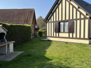 Chalets Charmant chalet 4P avec jardin privatif, proche plage et commerces a Merville-Franceville - FR-1-487-333 : photos des chambres