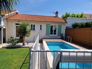 Maisons de vacances Maison renovee avec piscine, jardin clos et terrasse, a 5 min de la plage et des commerces - FR-1-706-5 : photos des chambres