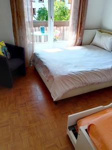 GRAND PARIS, private parking, balcony and metro, 24 hours self checking