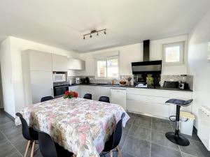 Maisons de vacances Maison renovee proche mer 7 pers., jardin, wifi et ping-pong, 3 chambres, 2 salles d'eau - FR-1-361-426 : photos des chambres