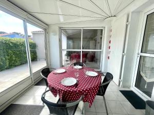 Maison T3 avec jardin clos, véranda, animaux admis, parking, proche mer - FR-1-92-677