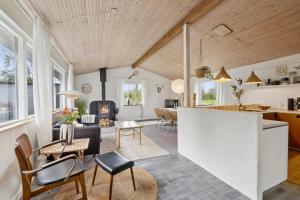 Cozy Holiday Home 350 Meters From The Water In Amtoft