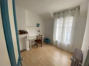 Maisons de vacances Charmante maison 1930 centre Hennebont, deco actuelle, terrasse, jardin clos, 2 chambres, wifi inclus - FR-1-349-204 : photos des chambres