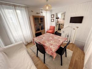 Appartements Duplex Atypique avec Terrasse a 400m de la Plage et du Centre - FR-1-361-333 : photos des chambres