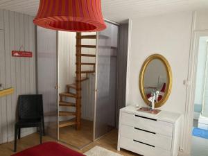 Appartements Duplex Atypique avec Terrasse a 400m de la Plage et du Centre - FR-1-361-333 : photos des chambres